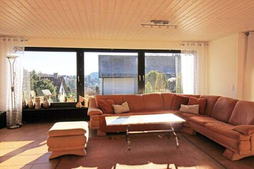 Wohnzimmer mit großer Fensterfront - 