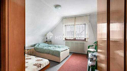 1. OG Schlafzimmer 1 - 