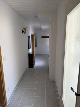 Blick in den Flur Richtung Ost - 