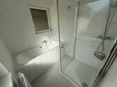 Badewanne und begehbare Dusche - 