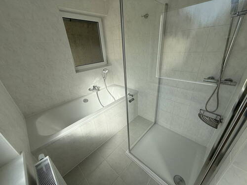 Badewanne und begehbare Dusche - 