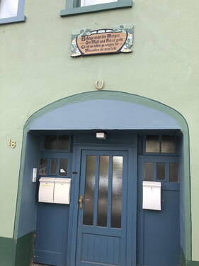 Eingang über das Torhaus - 4 Zimmer Etagenwohnung zur Miete in Worms-Pfeddersheim