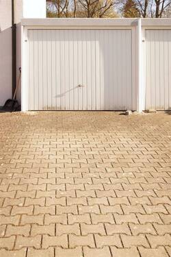 Garage mit Stellplatz - 
