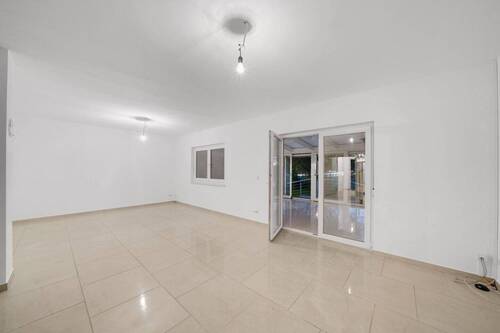 Geräumiges Wohnzimmer - 5 Zimmer Einfamilienhaus zum Kaufen in Ingolstadt