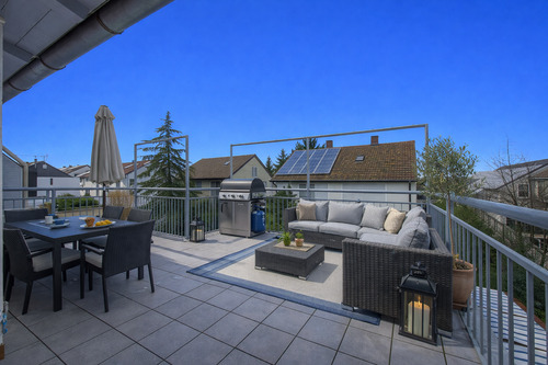 Terrasse (mit KI bearbeitet und möbliert) - 