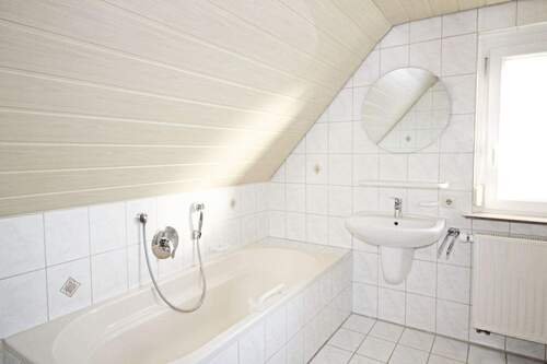 Tageslichtbad mit Badewanne - 