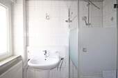 Tageslichtbad mit Dusche und Waschbecken - 