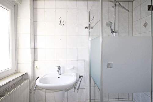 Tageslichtbad mit Dusche und Waschbecken - 