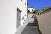Aluminium-Eingangstür / Untergeschoss - 7 Zimmer Einfamilienhaus in Albstadt