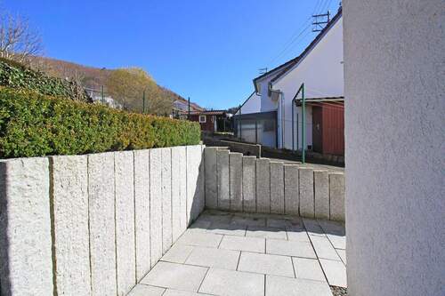 Außenbereich mit Granitplatten und Granitstelen - Einfamilienhaus mit 110,00 m&sup2; in Albstadt zum Kaufen