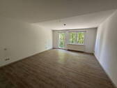 Zimmer1 - Ruhige, renovierte 2-Raum-Wohnung mit separatem Zugang
