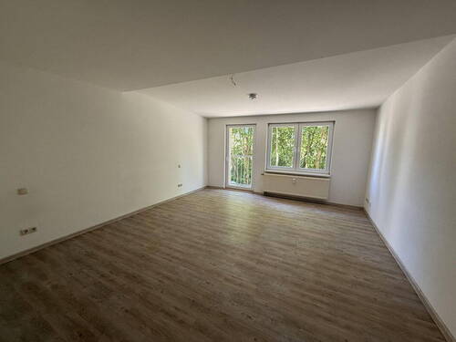 Zimmer1 - Ruhige, renovierte 2-Raum-Wohnung mit separatem Zugang