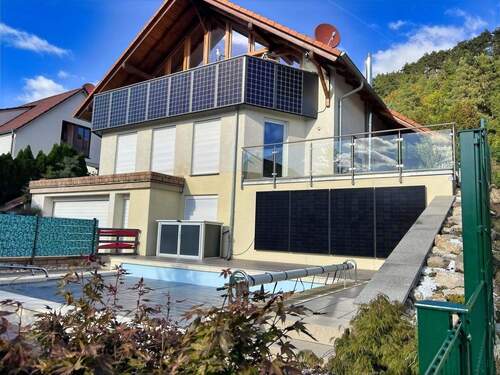 Ansicht 2 Front mit Pool und Balkonkraftwerk - Exklusives Einfamilienhaus in moderner Chalet-Architektur mit Waldblick