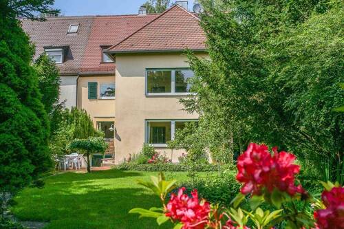 Rückansicht aus dem Garten - DREAM GARDEN TIME! Jede Menge Platz für alle!