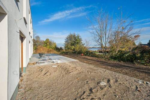 Blick von Terrasse auf Mündesee - Exklusives Reihenhaus am Mündesee: Modernes Wohnen mit Seeblick und Berlin-Anbindung in Angermünde