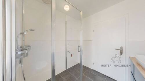 Modernes Badezimmer mit Dusche - 