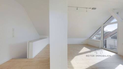 großzügige Galerie mit Balkonzugang - 