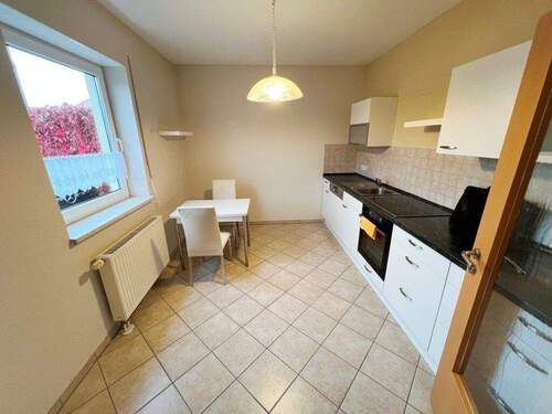 helle Küche mit Einbauküche - 