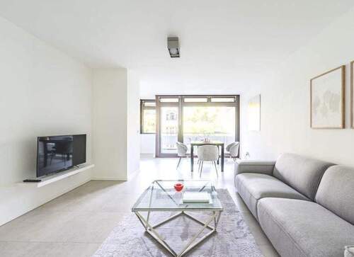 Wohmzimmer - Zentral gelegene, sanierte City-Wohnung mit separatem Tiefgaragenplatz – Top-Lage nahe Steinplatz, sofort beziehbar.