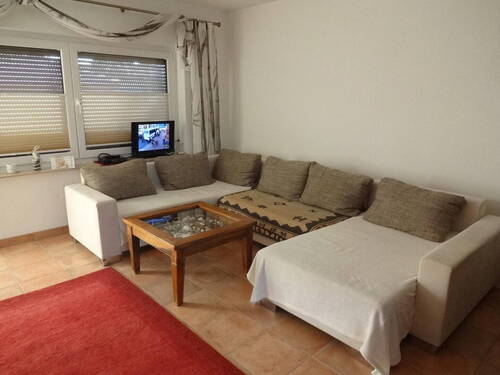 Wohnzimmer mit Couch - 