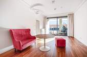 Wohn- und Essbereich mit Zugang zur Loggia - Lichtdurchflutete Wohnung mit Loggia in Berlin Mitte