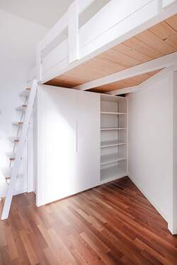 Einbaumöbel und Hochbett im weiteren Zimmer - 