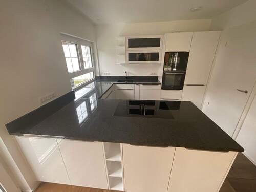 Küche mit großer Granitplatte - 