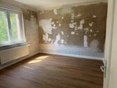 Kinderzimmer mit tapetenfreien Wänden und braunem Vinyl-Designboden in Holzoptik - 
