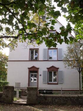 Vorderansicht mit Hauseingang - Frisch renovierte 3-Zimmer-Altbauwohnung im Paulusviertel
