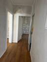 Flur im Eingangsbereich mit tapetenfreien Wänden und braunem Vinyl-Designboden - 3 Zimmer Etagenwohnung in Darmstadt