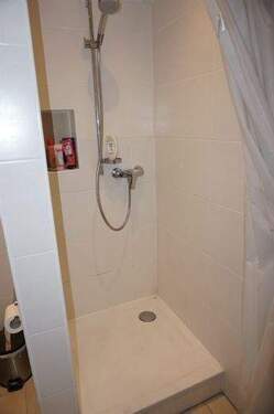 Dusche neu mit Echtglastüre - 1 Zimmer Etagenwohnung in Trostberg