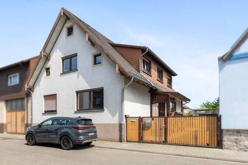 Hausansicht - 7 Zimmer Einfamilienhaus zum Kaufen in Stutensee / Spöck