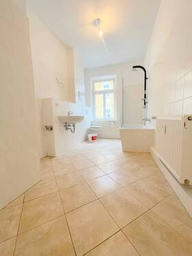 AnKaSa Immobilien GmbH_Maklerempfehlung Leipzig Lützen Markranstädt Markkleeberg_3 RWE_Böhlitz-Ehrenberg_Tageslichtbad mit Wanne - 
