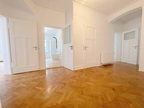 AnKaSa Immobilien GmbH_Maklerempfehlung Leipzig Lützen Markranstädt Markkleeberg_3 RWE_Böhlitz-Ehrenberg_Diele3 - AnKaSa Immobilien*Stilvolle Wohnung* einladender Charakter*1.OG*3 Zi*Stuck*Parkett*Fenster Bad*Wanne