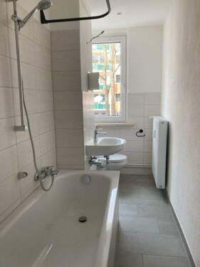 Badezimmer - Etagenwohnung mit 76,00 m&sup2; in Bernburg (Saale) zur Miete