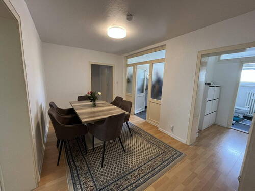 Blick zur Garderobe + Gäste-WC - 