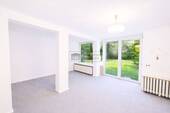 Wohnzimmer mit Gartenzugang - 5 Zimmer Mehrfamilienhaus, Wohnhaus zum Kaufen in Berlin