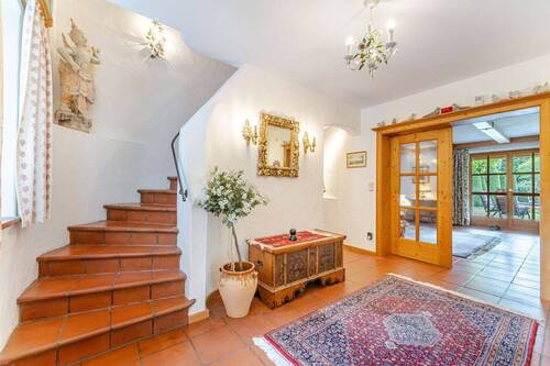 Diele mit Treppe ins OG - 
