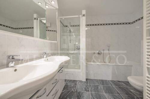 Vollbad mit separater Dusche - 