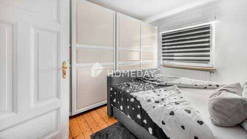 1. OG Schlafzimmer 1 - 