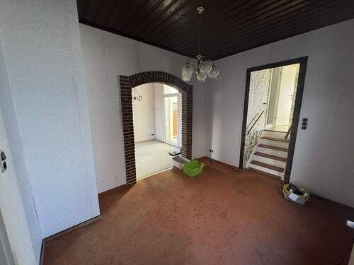 großer Flur - 5 Zimmer Doppelhaushälfte in Lage