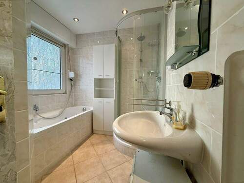 Erdgeschoss: Tageslicht-Vollbad - 