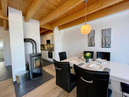 offener Wohn-und Essbereich mit Kamin.jpeg - Panoramalage - Ihr Ferienhaus mit Meerblick am Hafen von Gager