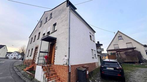 Aussenansicht - Günstiges Eigenheim, ideal für Handwerker: Doppelhaushälfte mit Garage und Hof