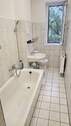 Bad mit Wanne und Fenster - 