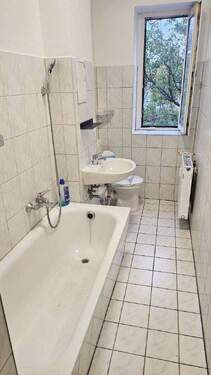 Bad mit Wanne und Fenster - 
