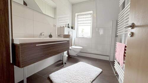 Badezimmer (1. OG) - 