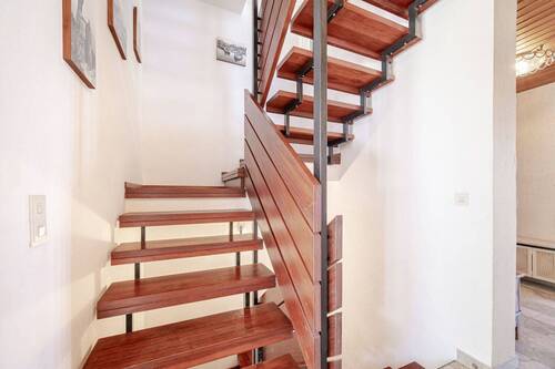 Treppe ins Obergeschoss - 