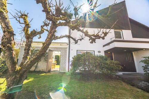 Vorgarten mit Blick in den Wintergarten - 5 Zimmer Doppelhaushälfte zum Kaufen in München