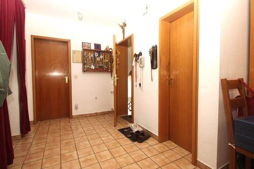 … zum großen Eingangsbereich - Etagenwohnung mit 84,80 m&sup2; in Königswinter zum Kaufen